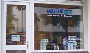 Beispiel für weiße Schrift auf Glasflächen