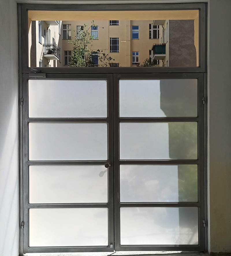 satinierte Glasdekorfolie als Sichtschutz